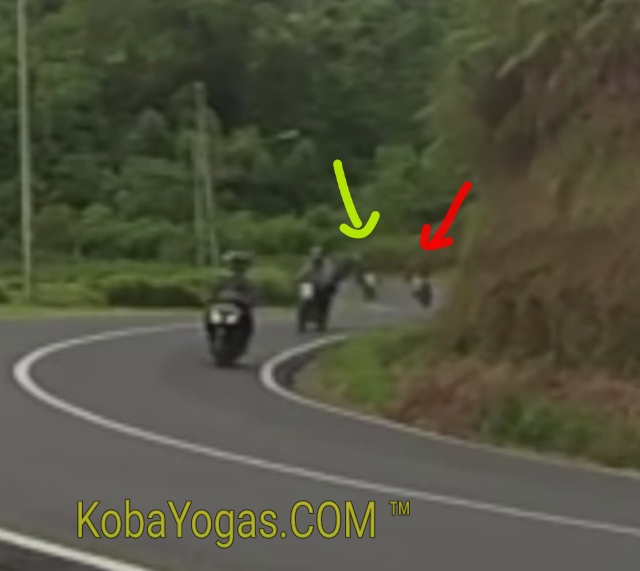 dari arah berlawanan ada honda blade