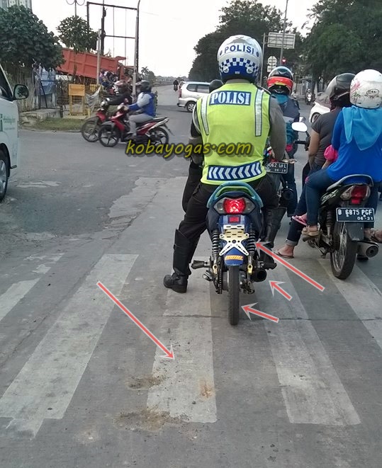 polisi naik motor sitaan berhenti di Zebra Cross