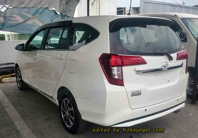 Daihatsu Sigra Tipe R Deluxe AT putih-1