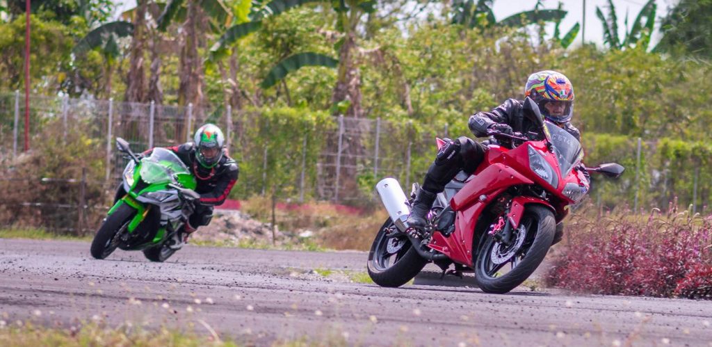 tuh liat R15 aja bisa ngasepin ZX10R loh