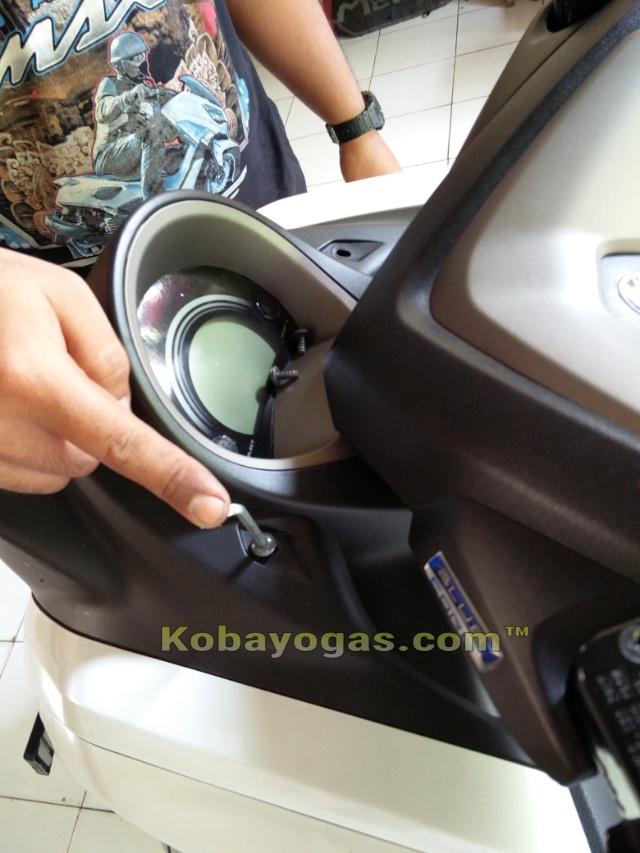 buka semua baut pada bodi depan NMax