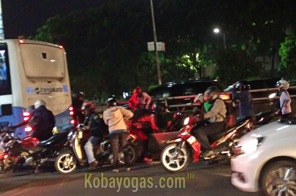 transjakarta sampe berhenti gara gara para bikers semprul ini :D