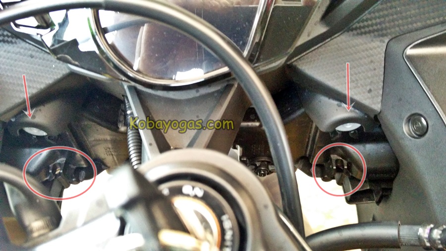 posisi pengaturan sorot lampu depan Honda CBR250RR