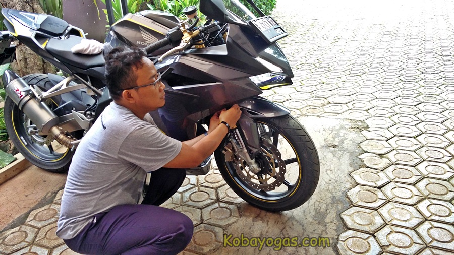 cara mengatur ketinggian sorot lampu depan Honda CBR250RR