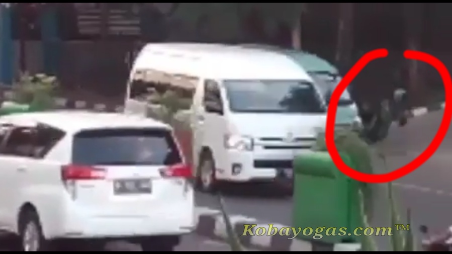drive ojek online ditabrak angkot