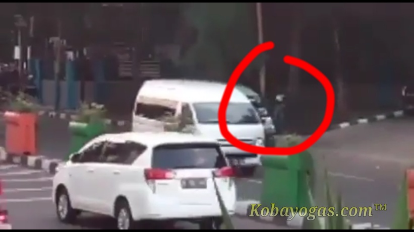 drive ojek online ditabrak angkot