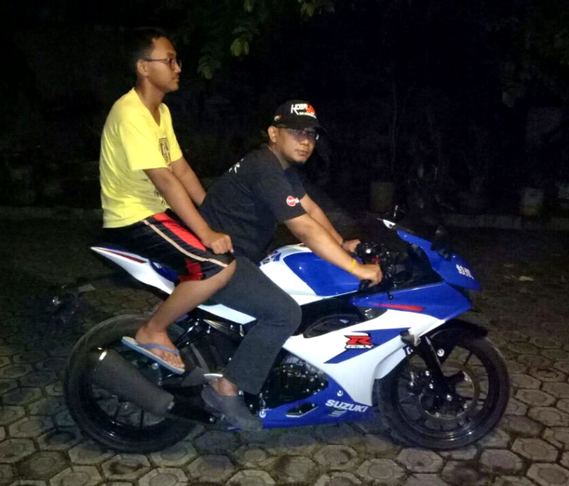 boncengan di atas Suzuki GSX-R150