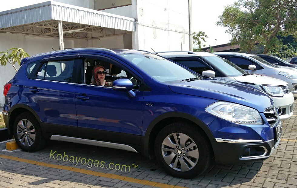 Suzuki SX4 S-Cross AT biru metalik