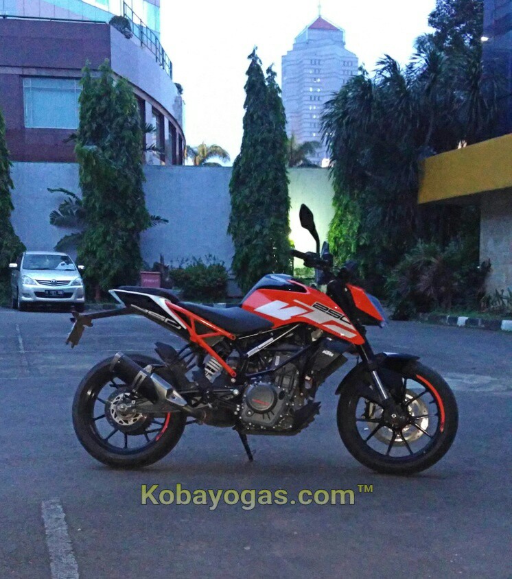 test ride dan review KTM New Duke 250 2017