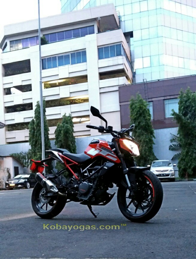 review KTM New Duke 250 2017