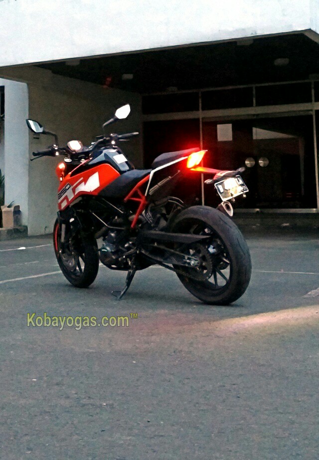 review KTM New Duke 250 2017