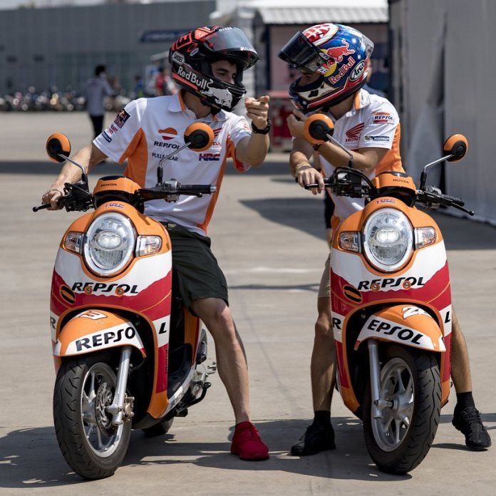 Marc-Marquez-dan-Dani-Pedrosa-Naik-Honda-Scoopy-Repsol-Thailand-Buriram