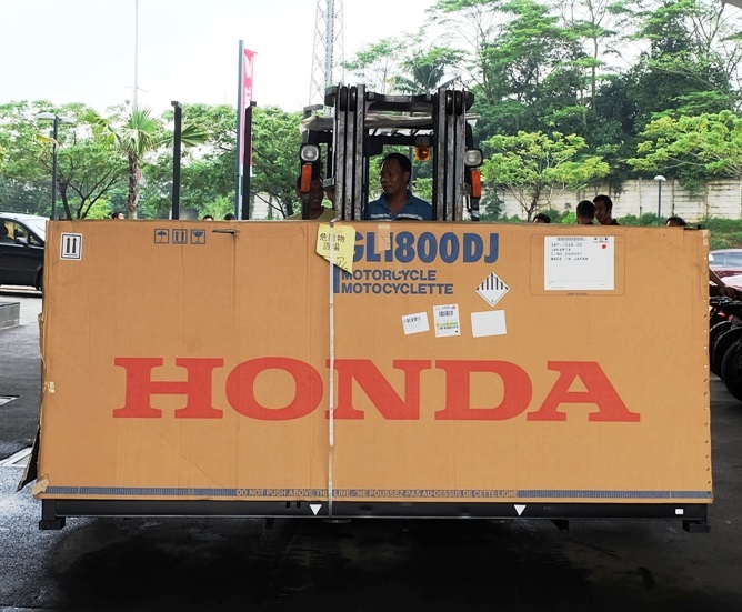 unboxing honda gold wing 2018