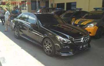 mobil sedan mercy tabrak pengendara beat hingga tewas