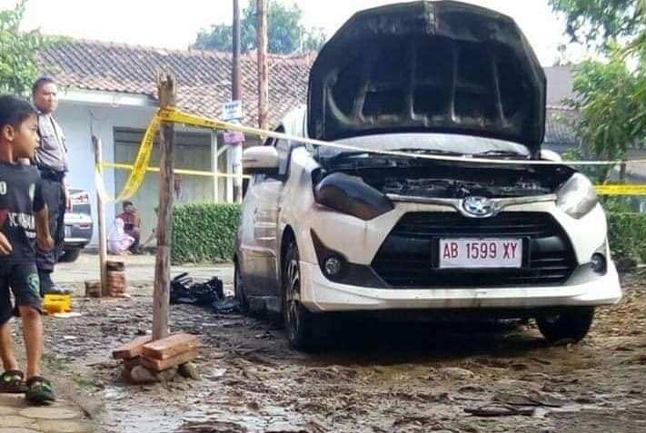 mobil baru seminggu dibakar tetangga