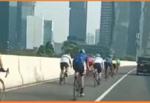 Rombongan Pesepeda Lewat Flyover Casablanca, Sama Ngeyelnya Dengan Pemotor