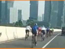 Rombongan Pesepeda Lewat Flyover Casablanca, Sama Ngeyelnya Dengan Pemotor