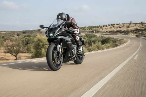 review yamaha r7 2022