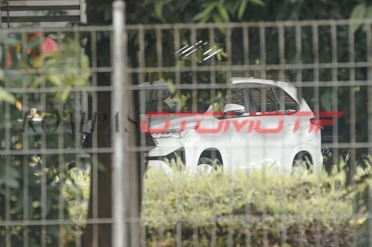 spy shot Toyota Innova Zenix