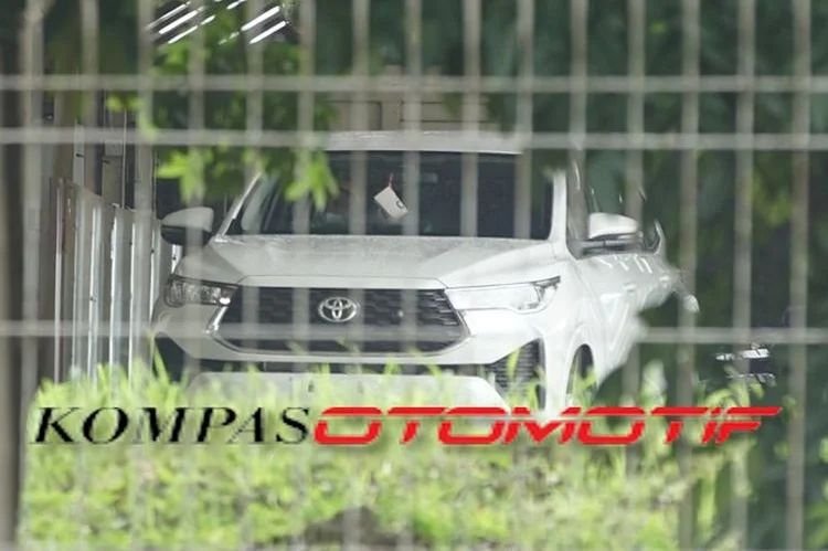 spy shot Toyota Innova Zenix