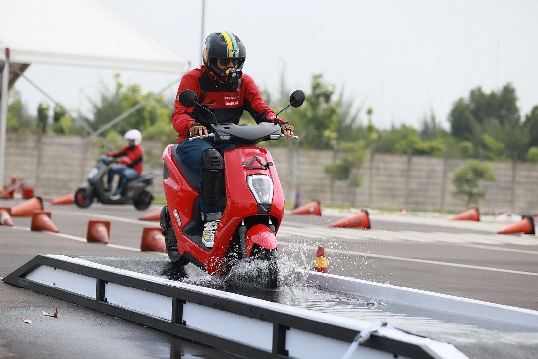 test ride honda EM1