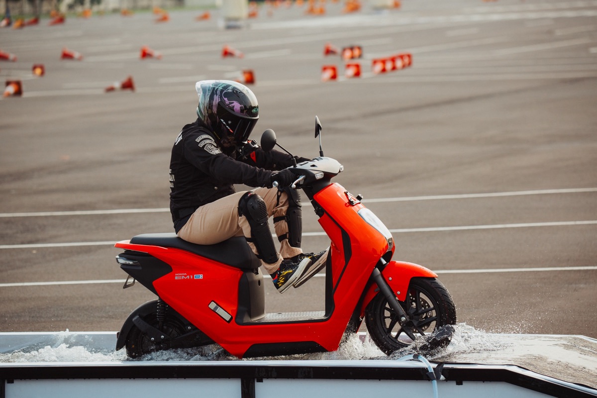 review honda EM1