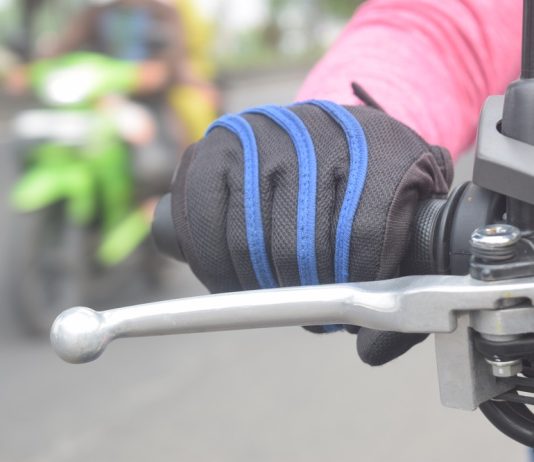 Hindari Jari Tangan Standby Di Tuas Rem, Ini Alasannya!